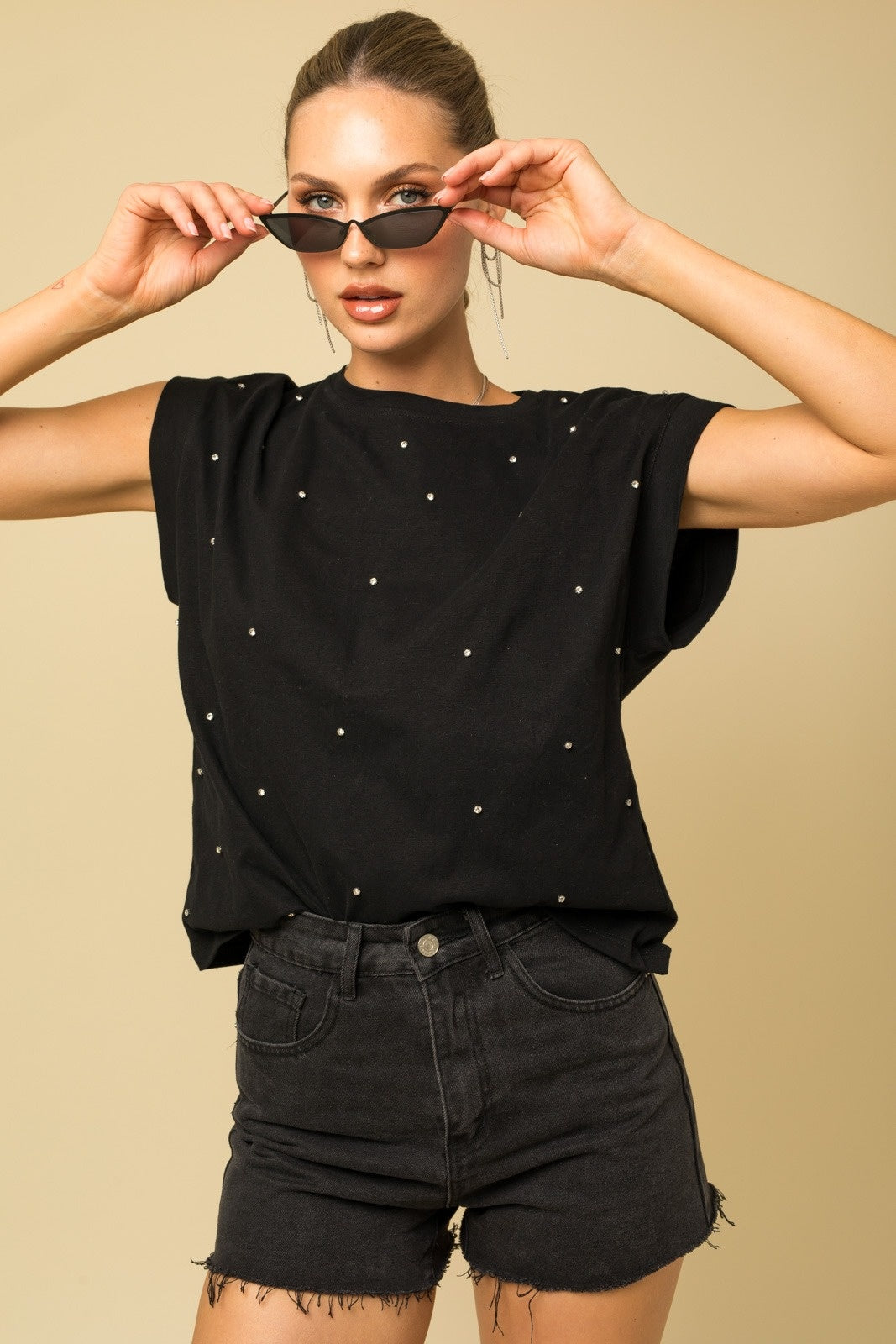 T SHIRT NEGRA DETALLE