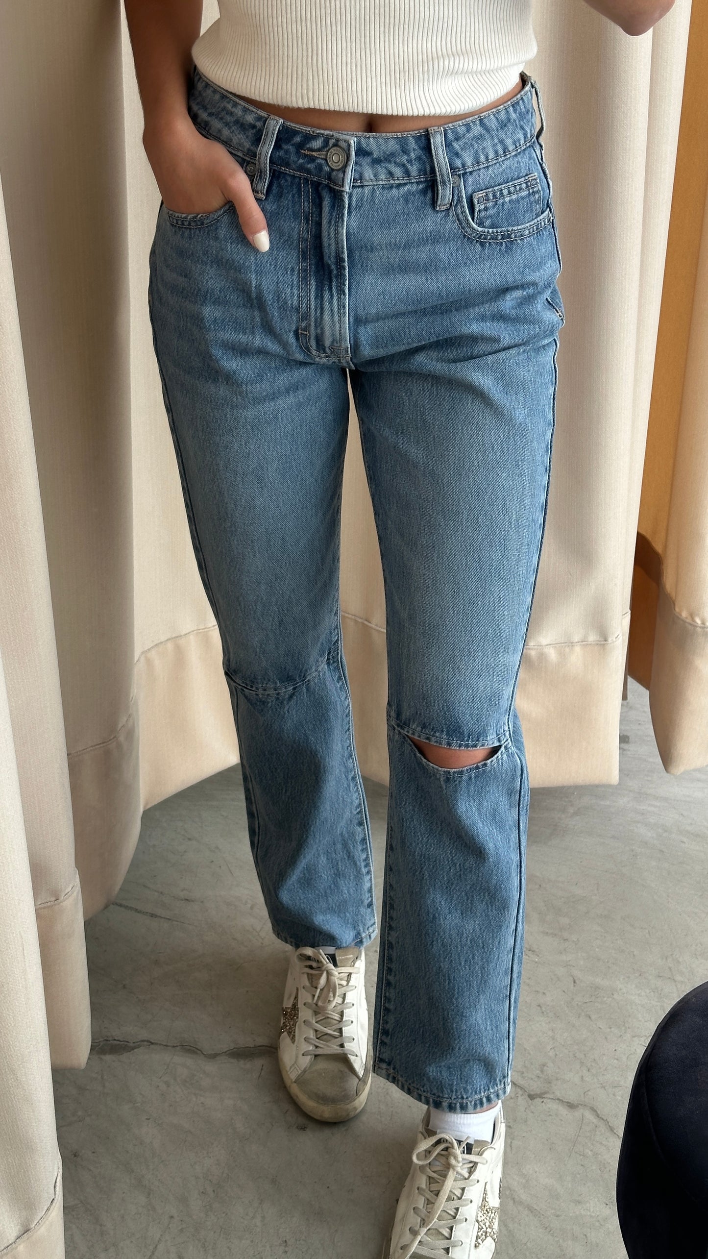 CUT OUT JEANS