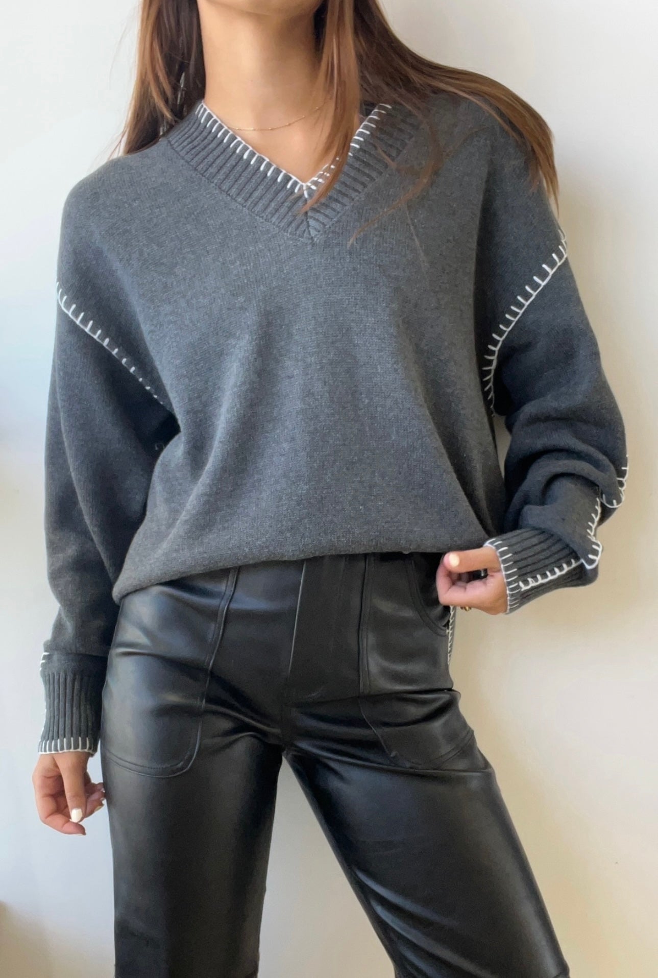 SWEATER GRAY DETAIL