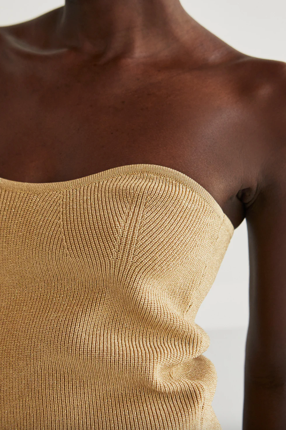 TOP METALICO STRAPLESS DORADO