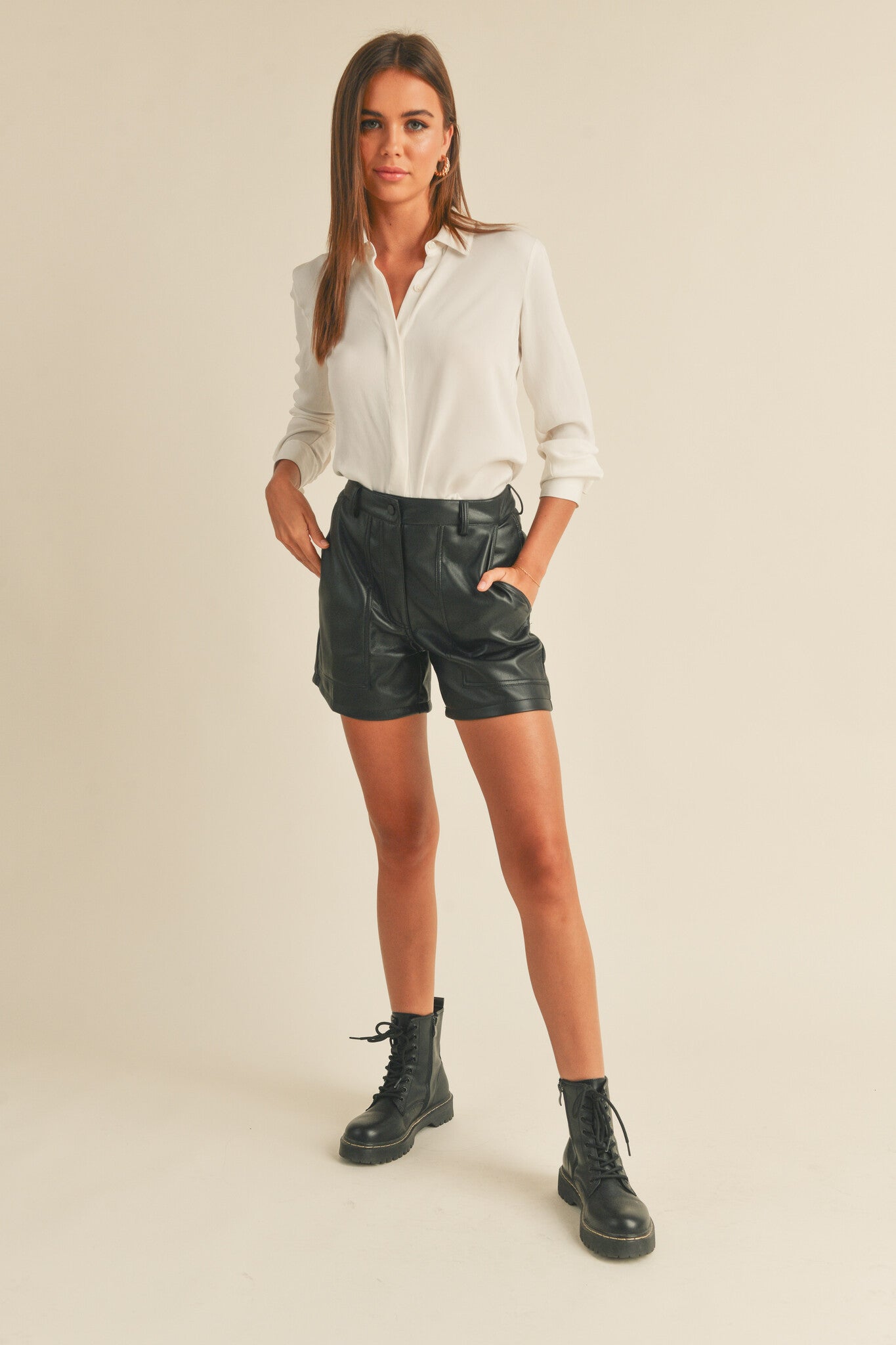 SHORTS NEGROS PIEL