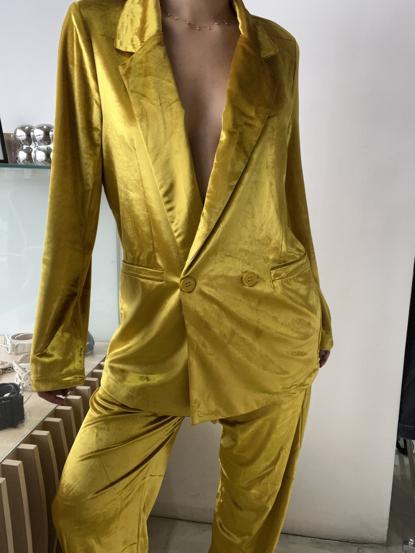 TRAJE GOLDEN TERCIOPELO