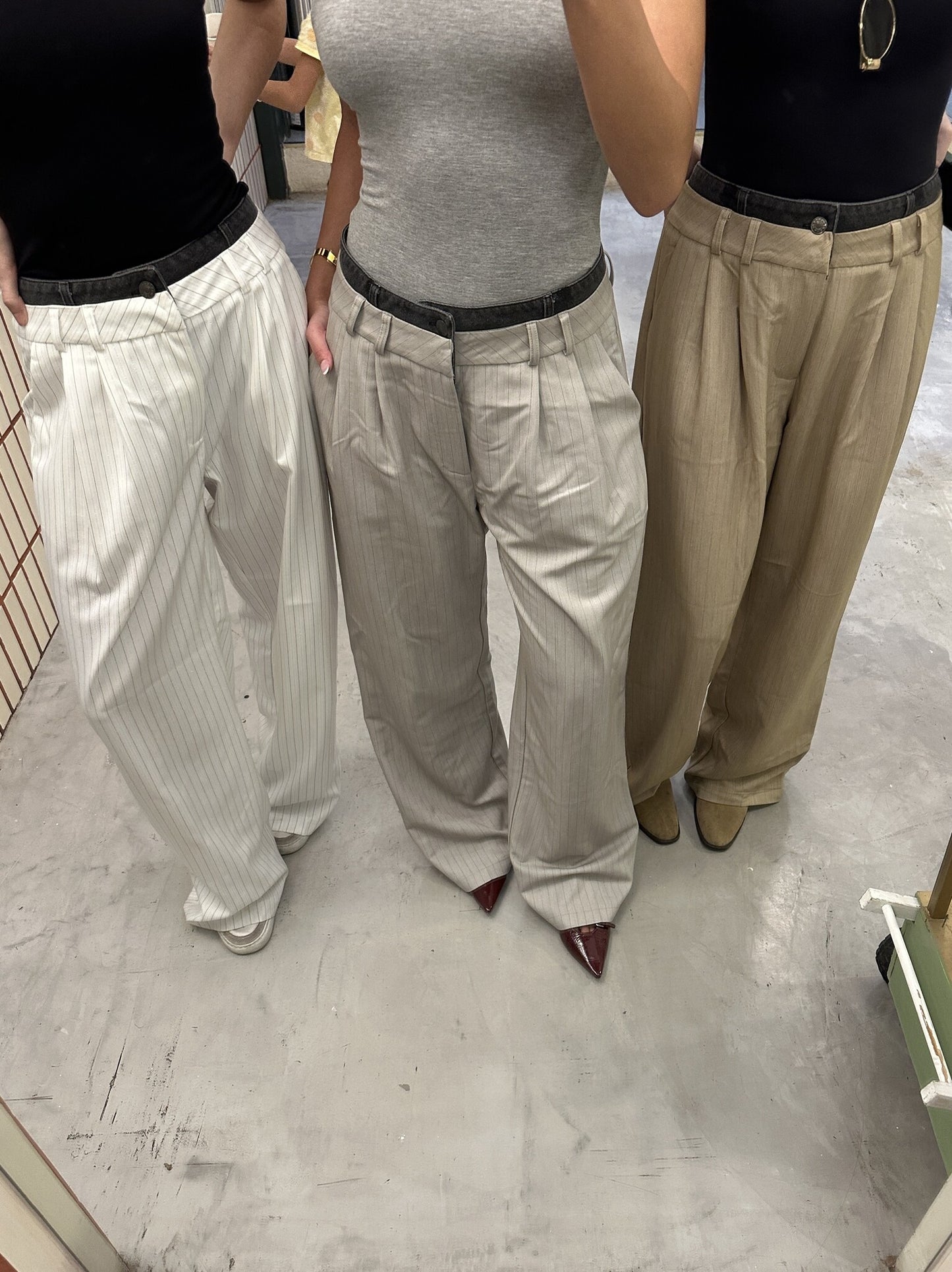 PANTALON GRIS PRETINA NEGRA