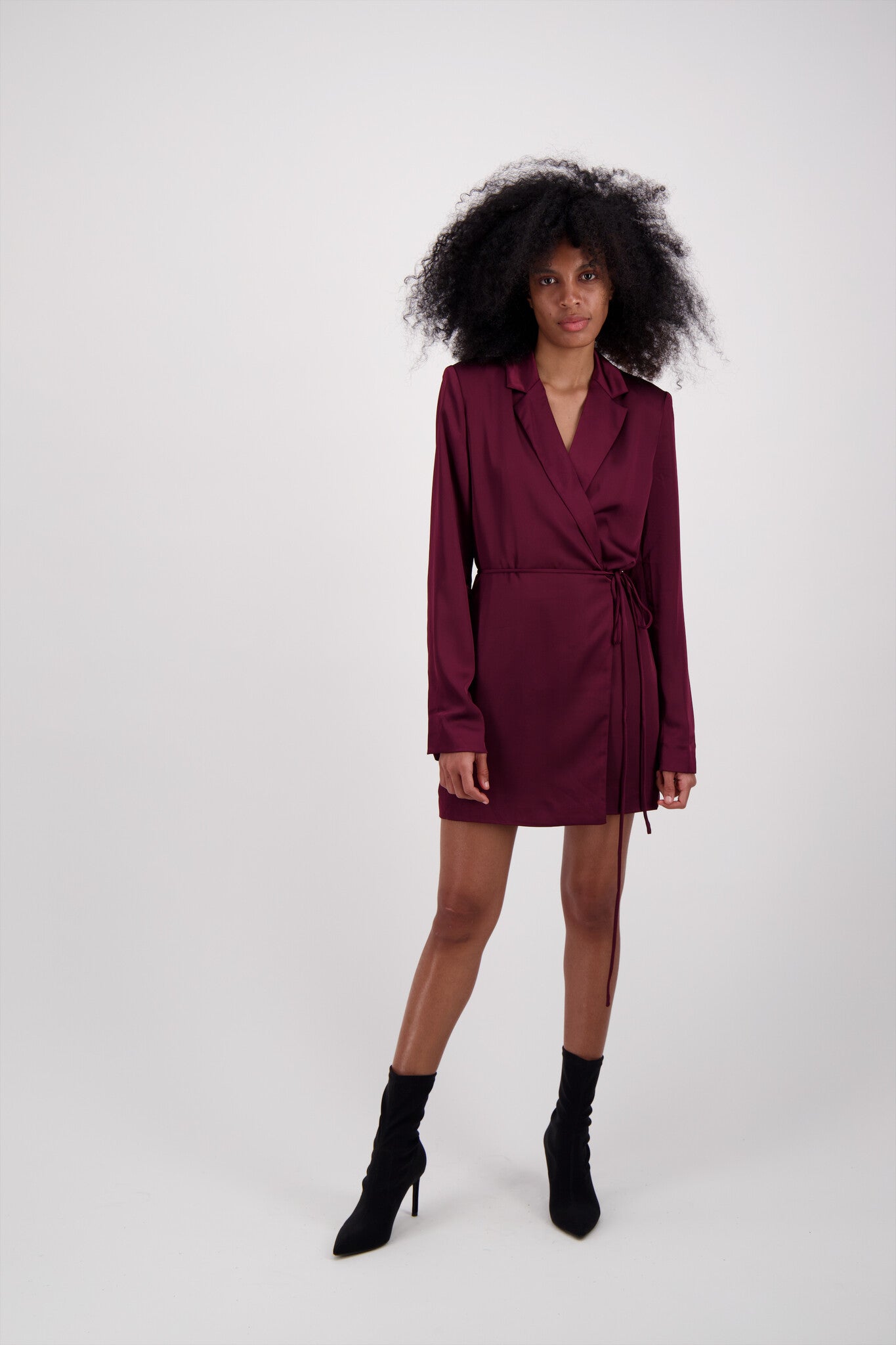 VESTIDO DE SATIN TIPO BLAZER VINO