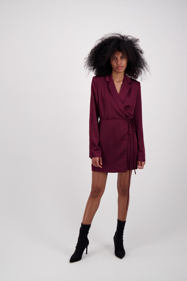 VESTIDO DE SATIN TIPO BLAZER VINO