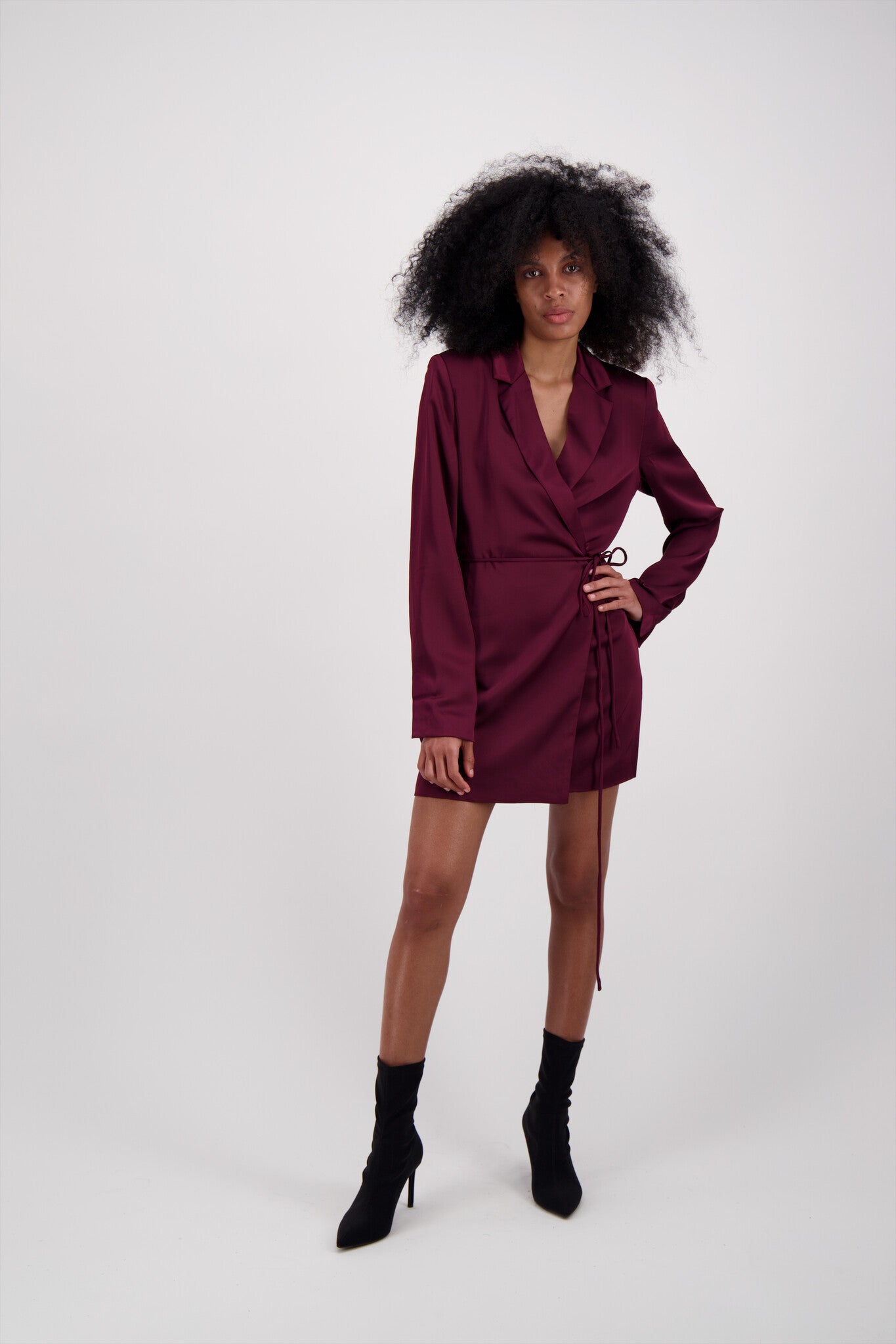 VESTIDO DE SATIN TIPO BLAZER VINO