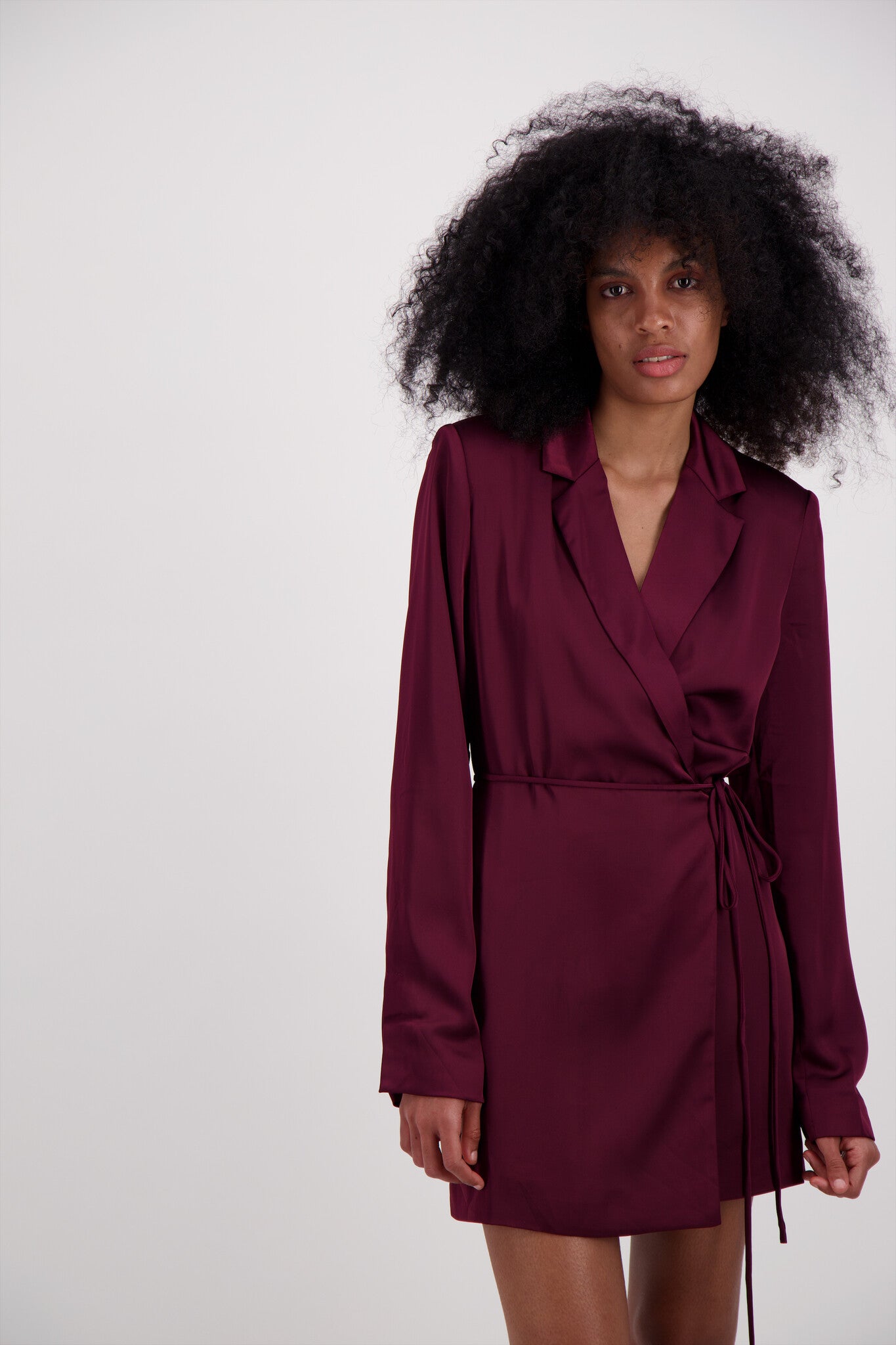 VESTIDO DE SATIN TIPO BLAZER VINO