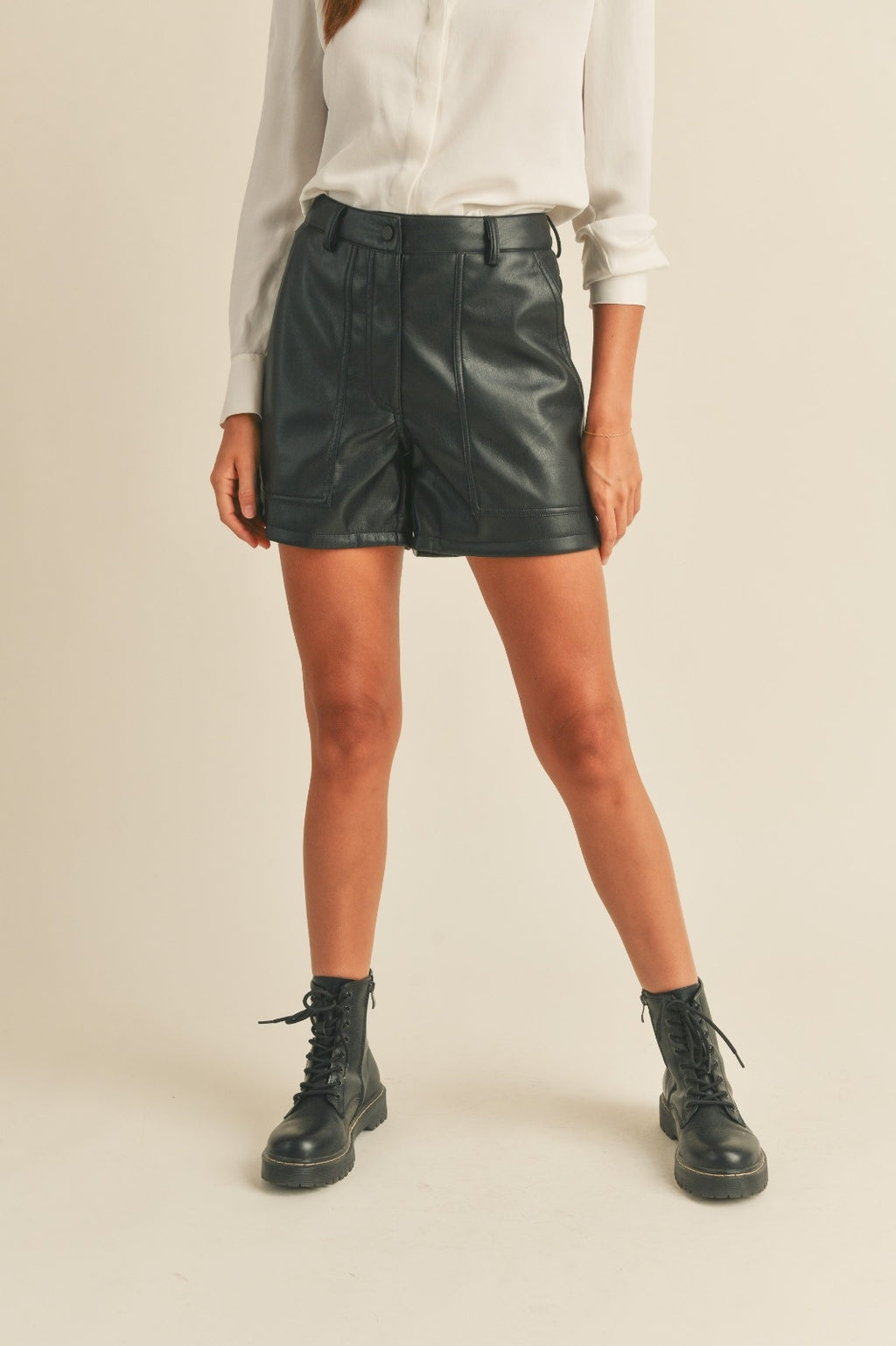 SHORTS NEGROS PIEL