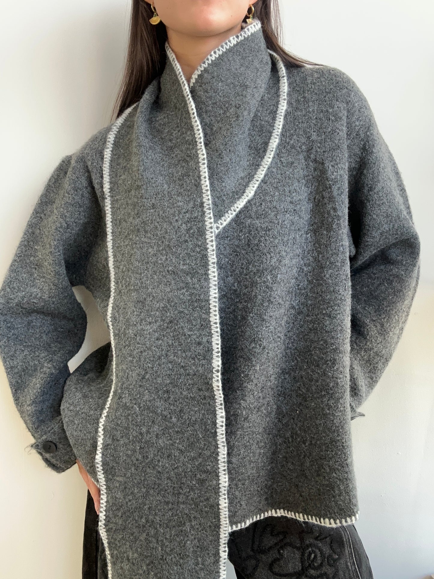 SUETER CON BUFANDA STITCHED