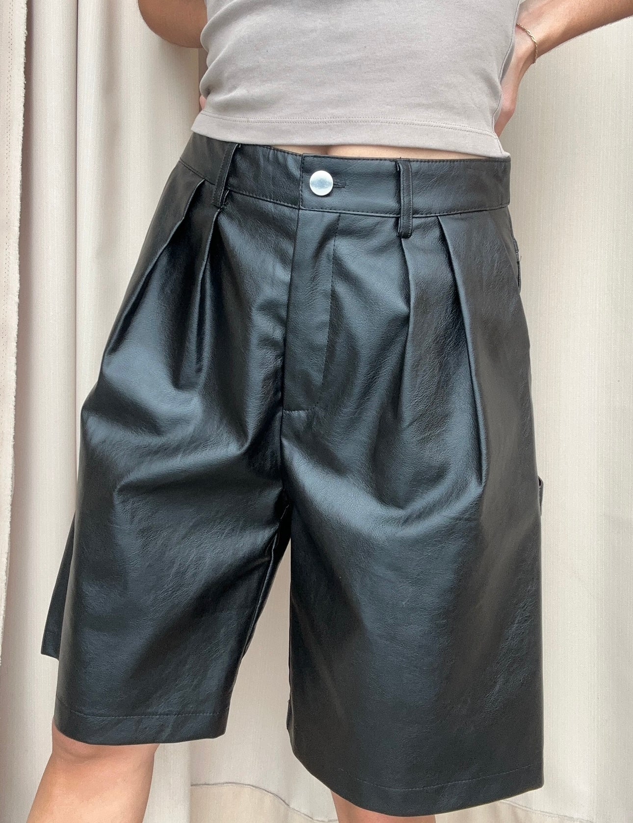 SHORTS PIEL VEGANA NEGROS MIDI