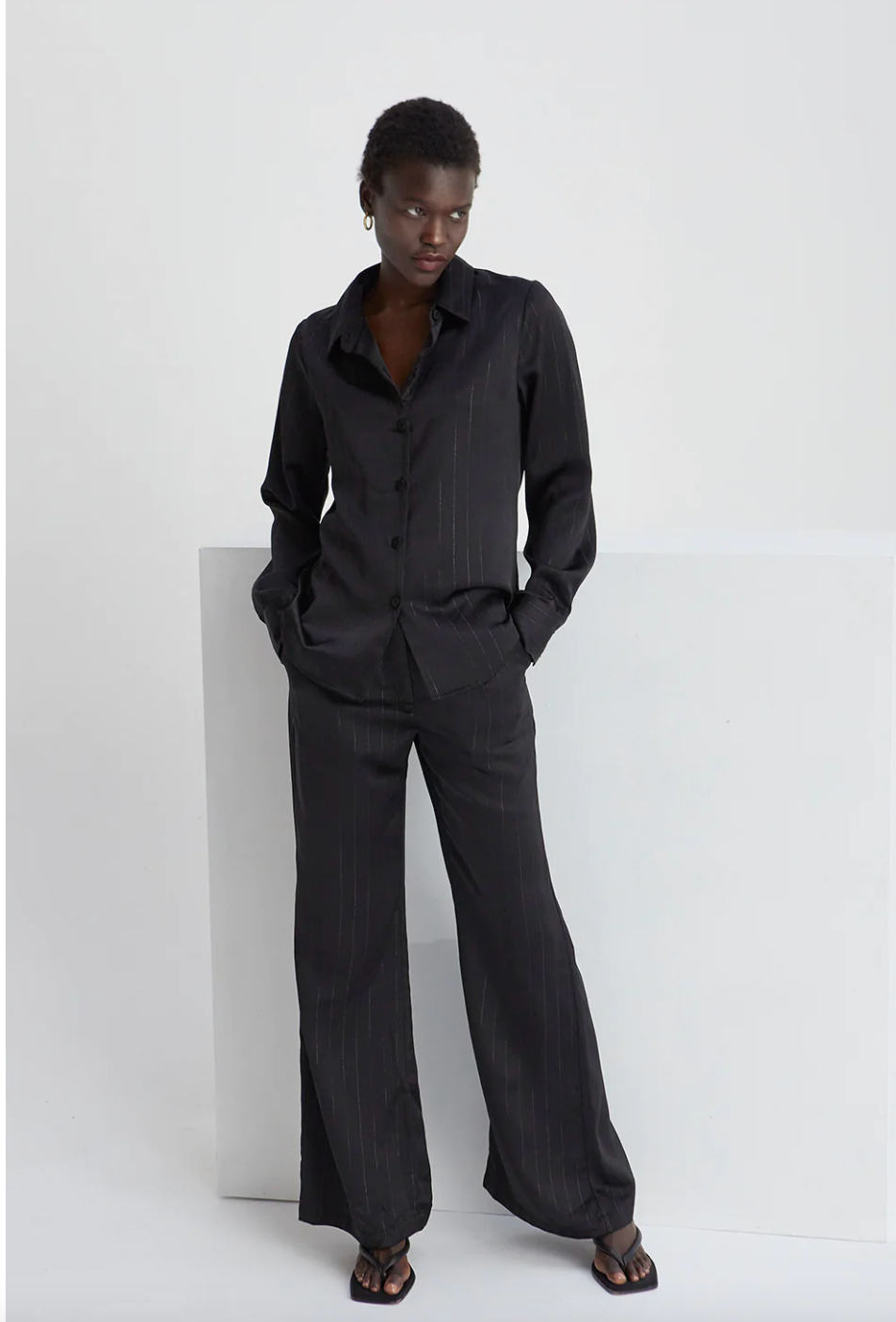 PANTALON SATIN NEGRO RAYAS METALICO