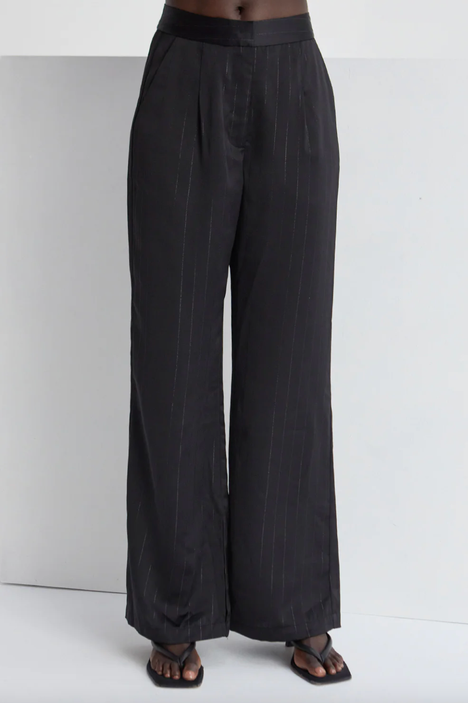 PANTALON SATIN NEGRO RAYAS METALICO