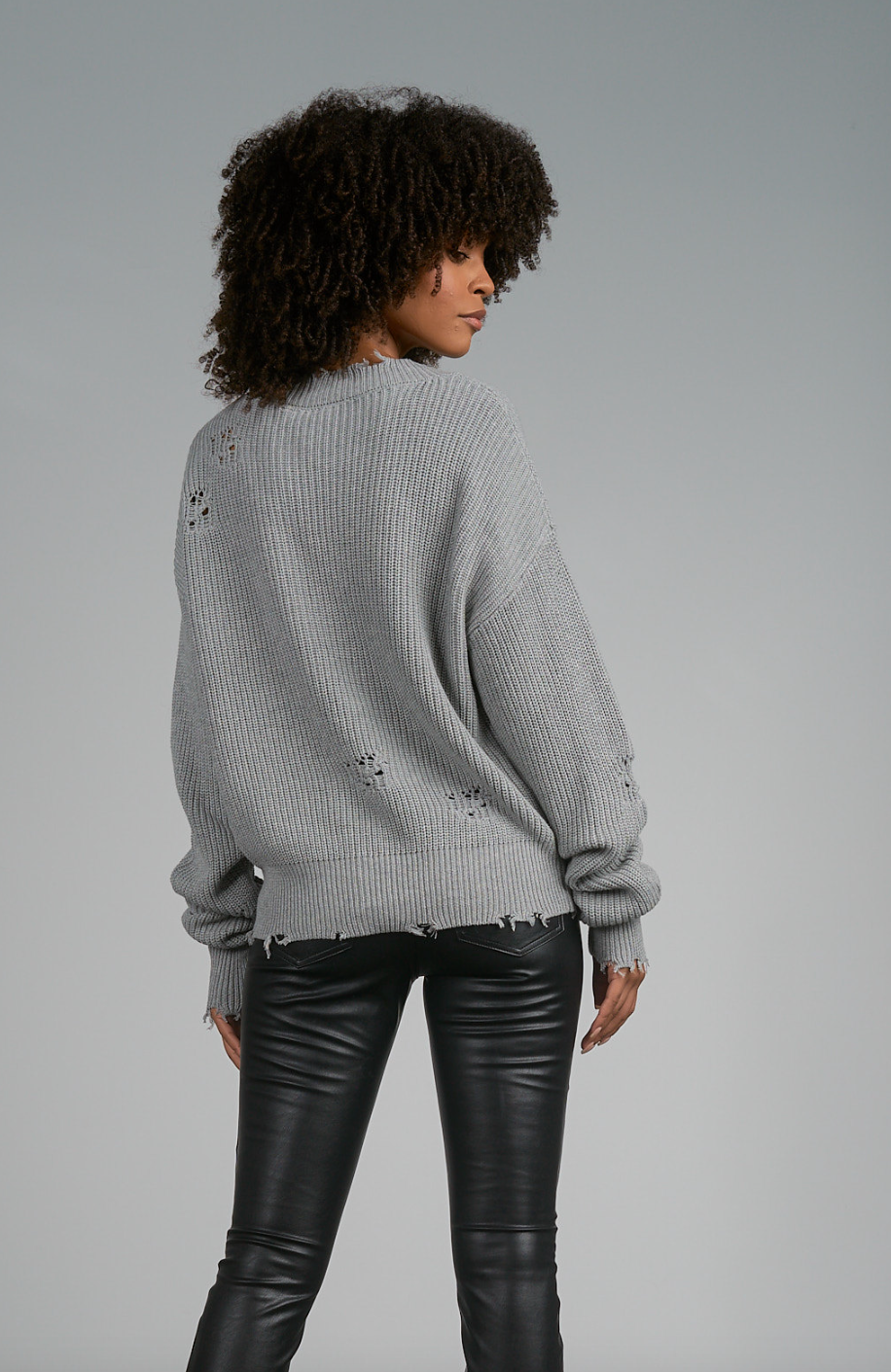 SUETER GRIS RASGADO