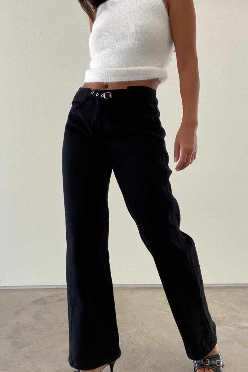 JEANS NEGROS CON DETALLE CINTURON AJUSTABLE