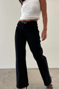 JEANS NEGROS CON DETALLE CINTURON AJUSTABLE