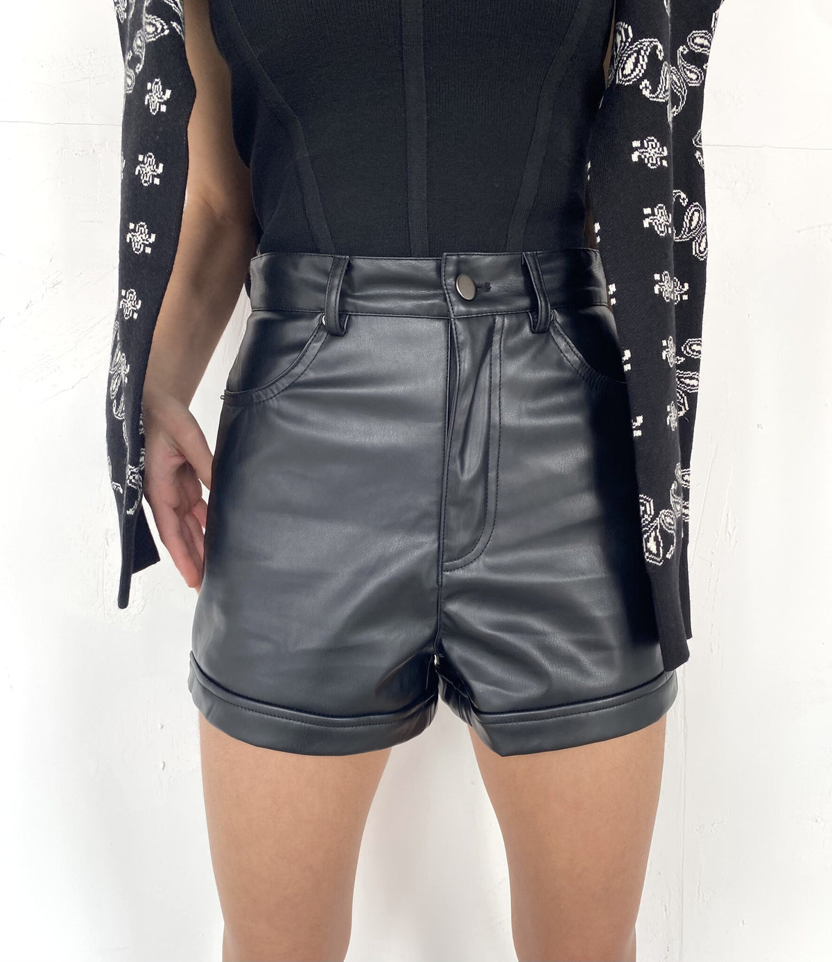 SHORT NEGRO PIEL