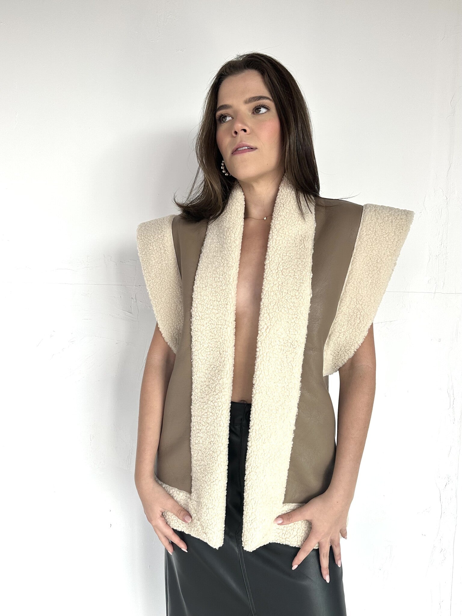 CHALECO BORREGO TAUPE