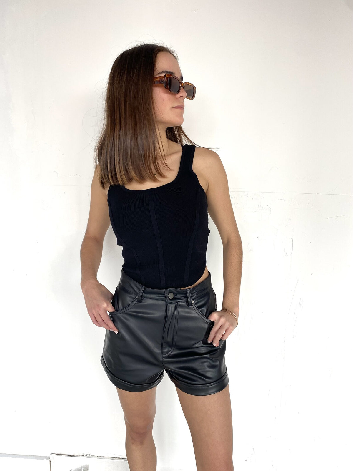 SHORT NEGRO PIEL