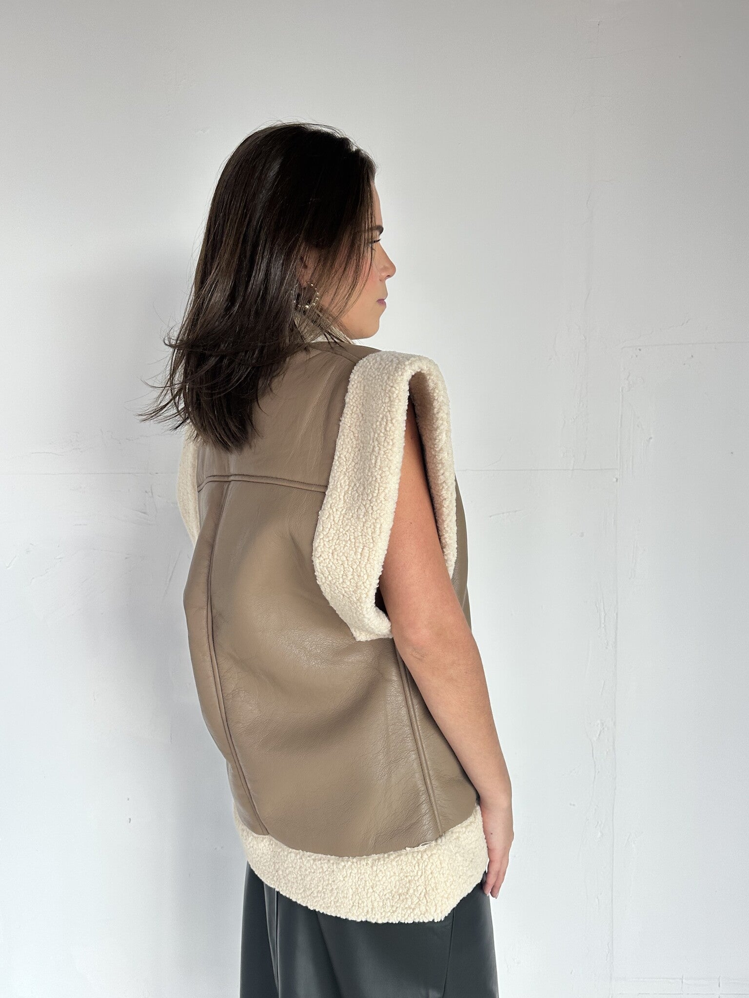 CHALECO BORREGO TAUPE