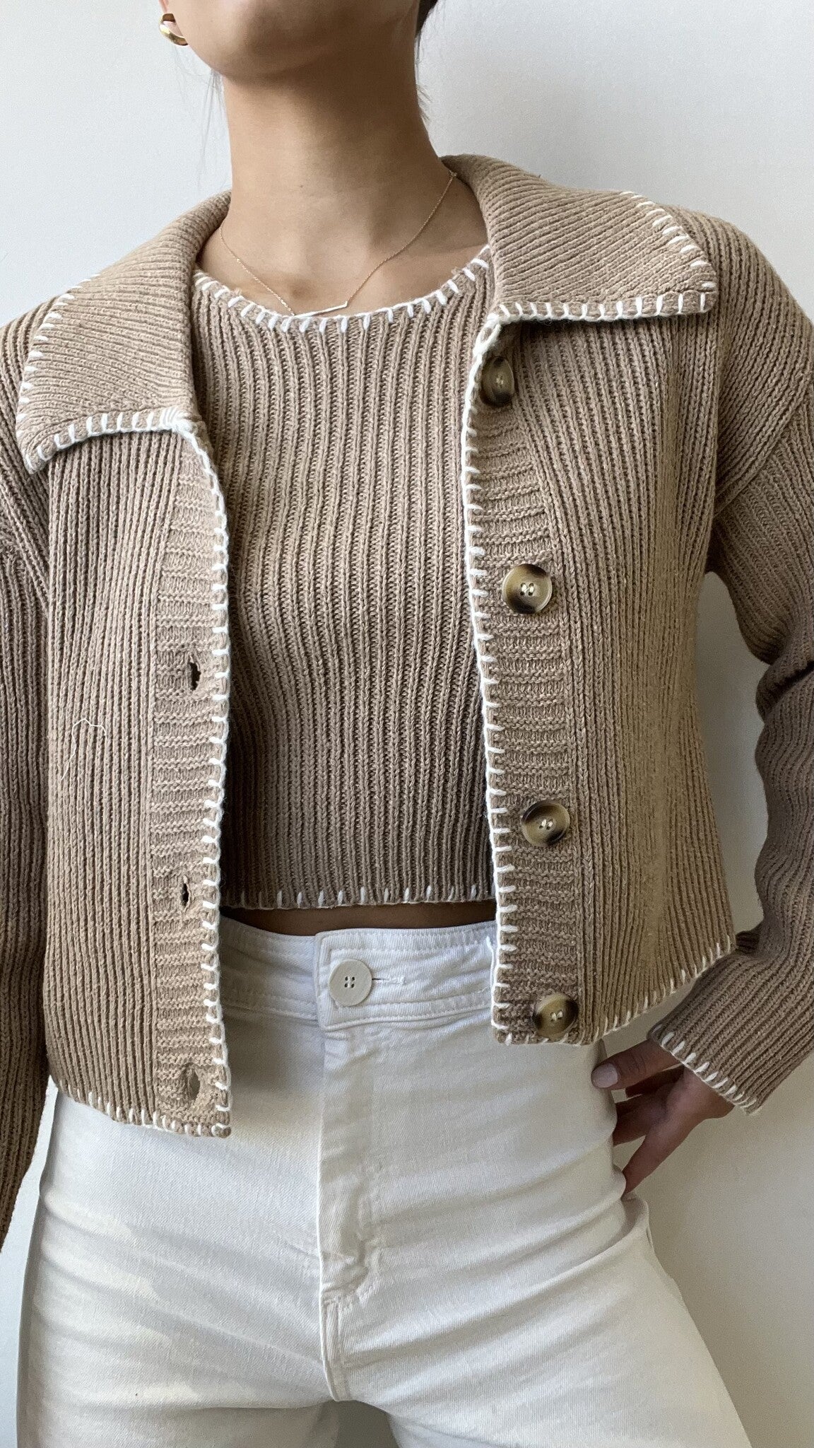 SUETER TAN WHITE TOP