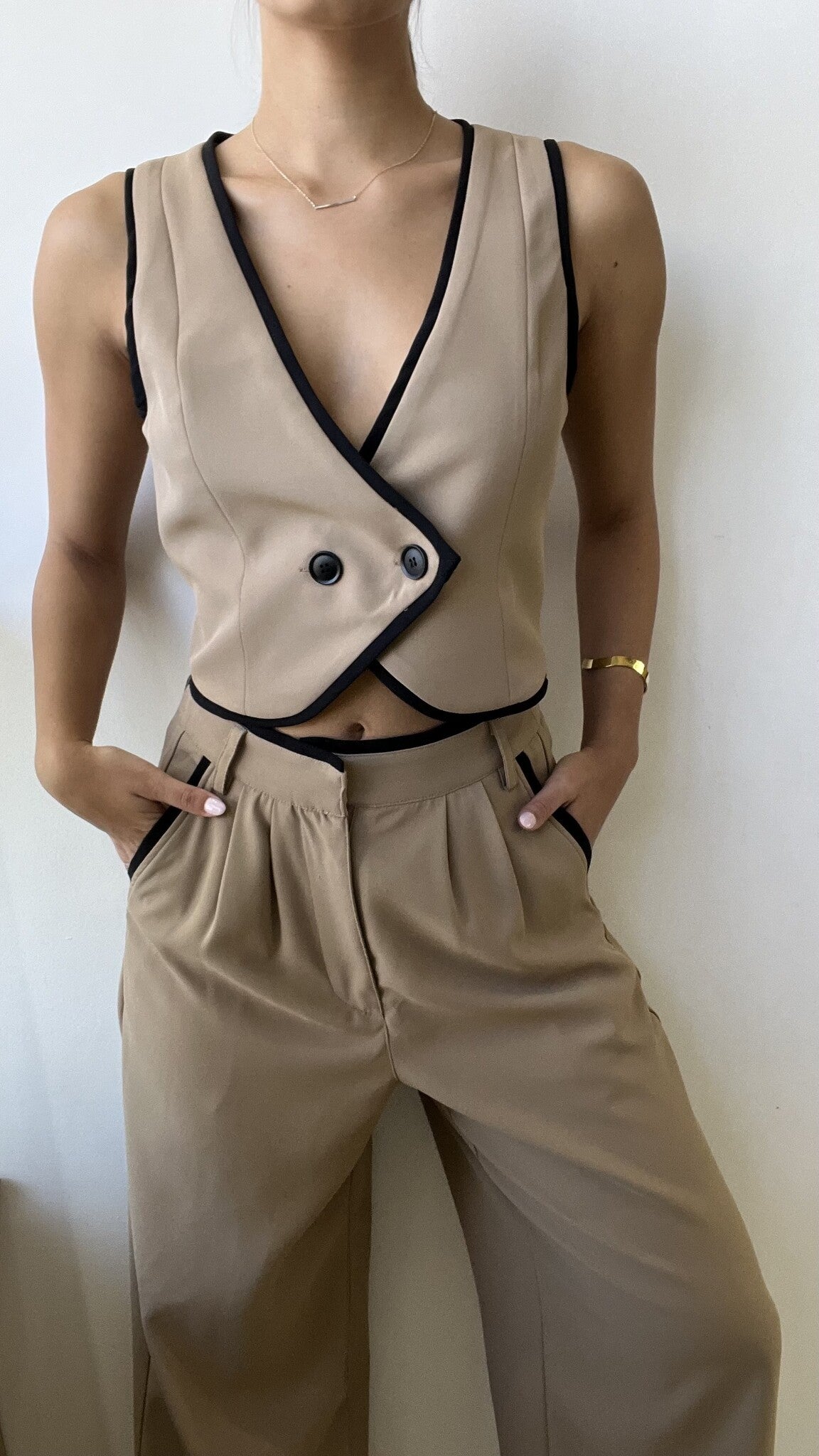 SET BEIGE DETALLE NEGRO