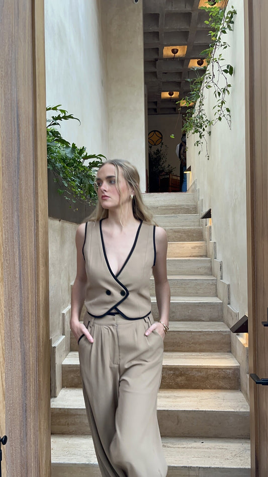 SET BEIGE DETALLE NEGRO