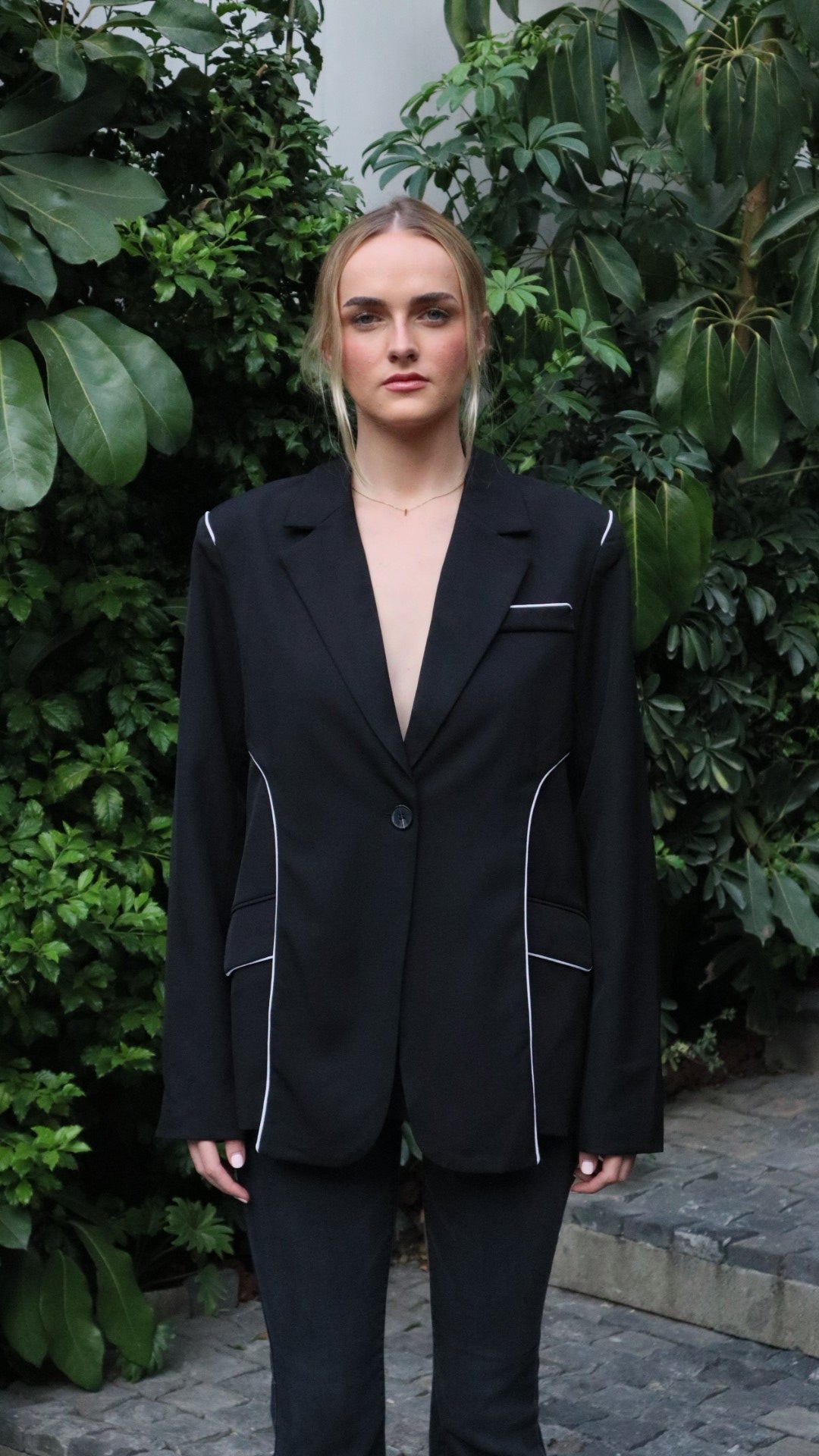 BLAZER NEGRO WHITE TRIM DETAIL