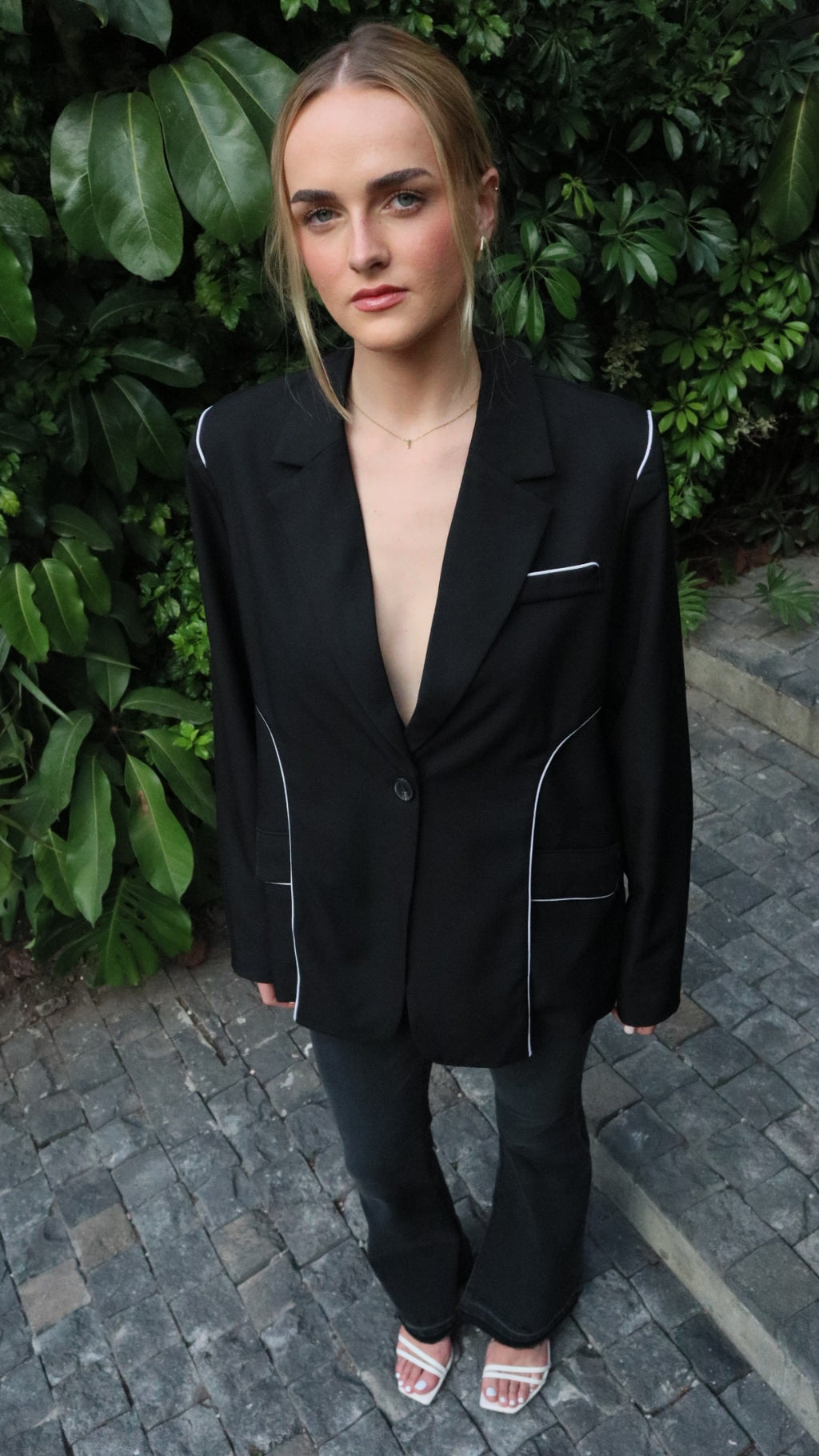 BLAZER NEGRO WHITE TRIM DETAIL