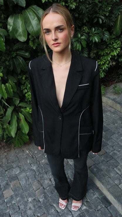 BLAZER NEGRO WHITE TRIM DETAIL