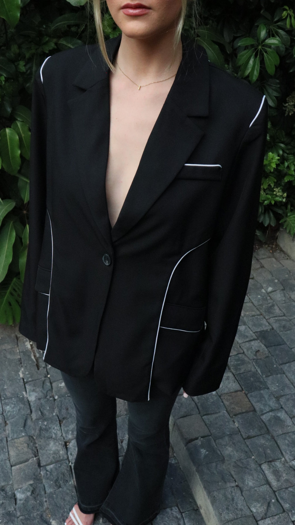 BLAZER NEGRO WHITE TRIM DETAIL