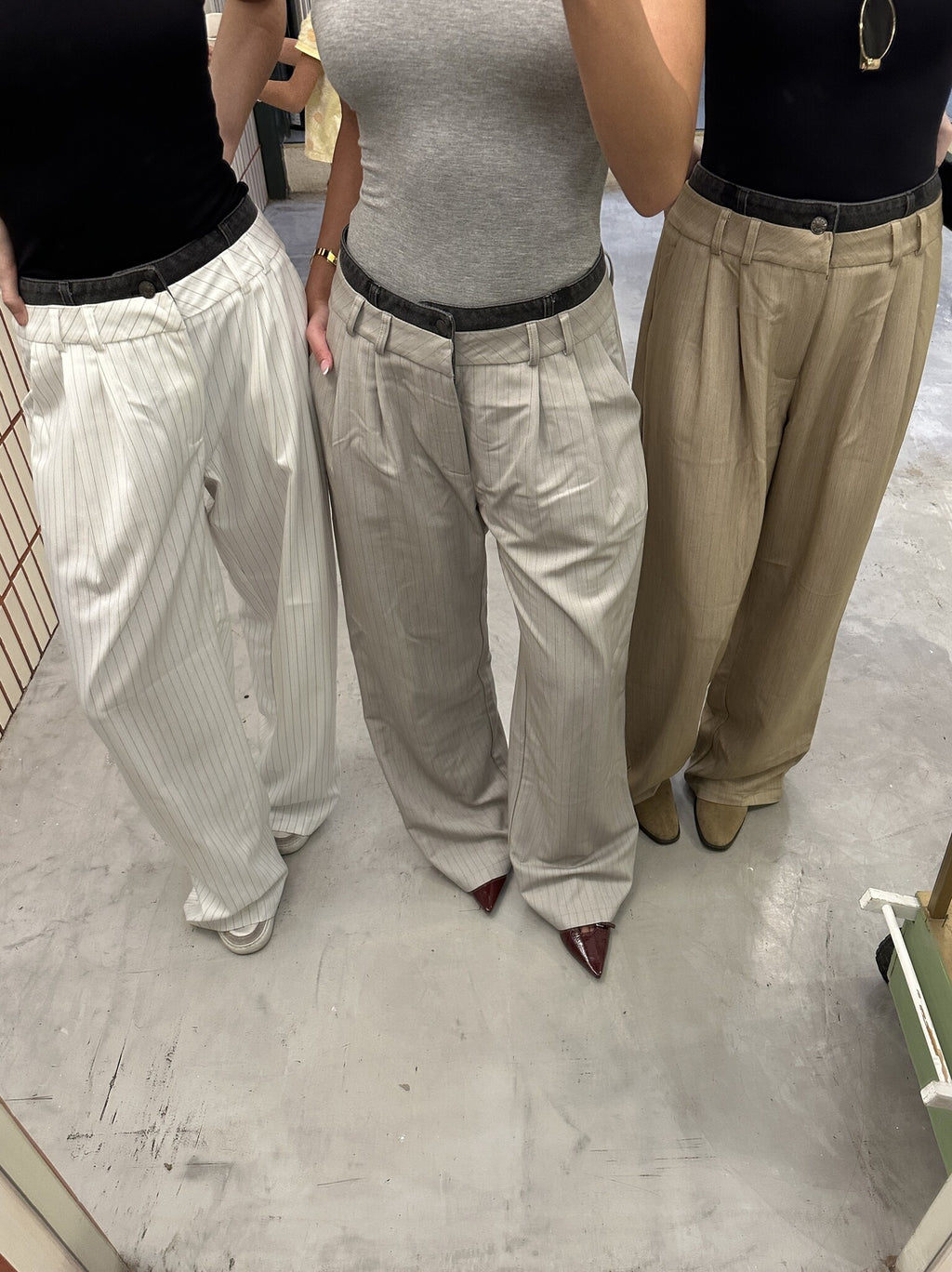 PANTALON GRIS PRETINA NEGRA