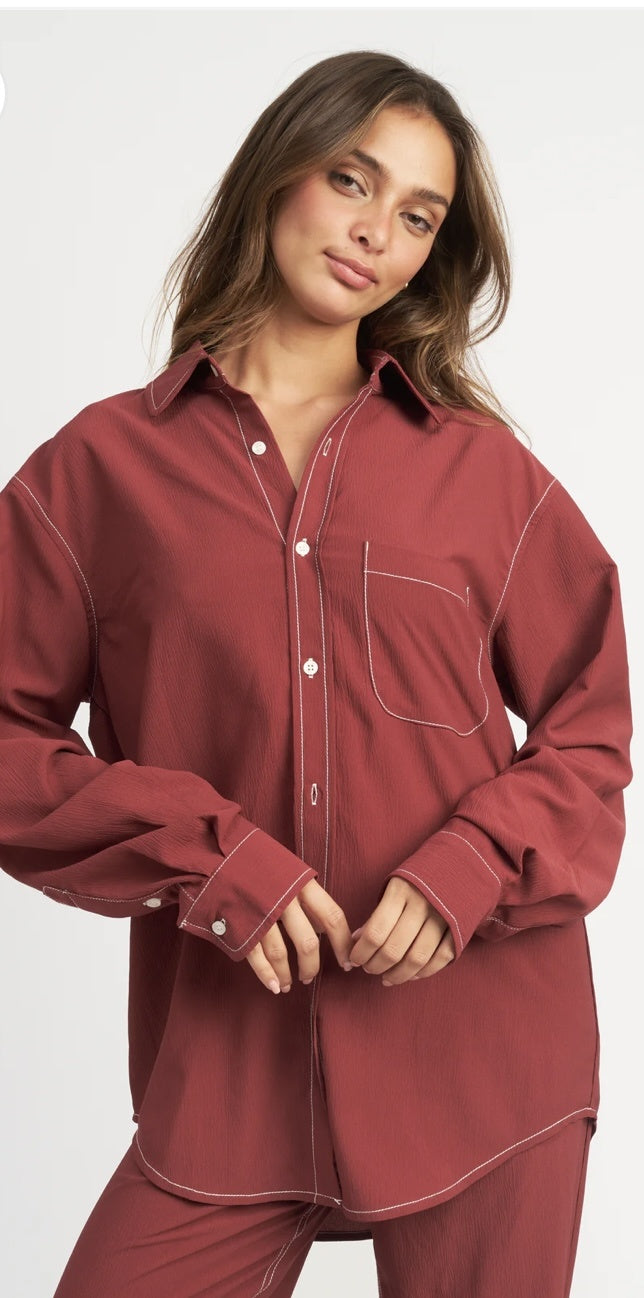 SET BURGUNDY CON COSTURAS BLANCAS