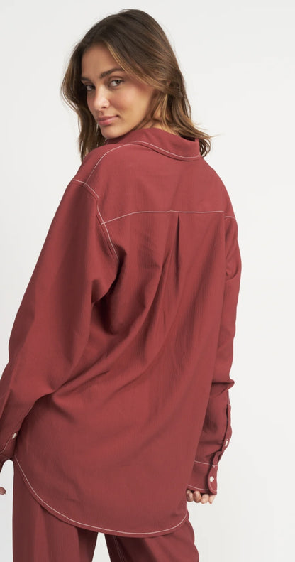 SET BURGUNDY CON COSTURAS BLANCAS