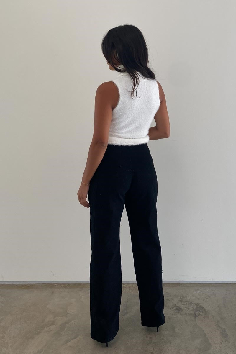 JEANS NEGROS CON DETALLE CINTURON AJUSTABLE