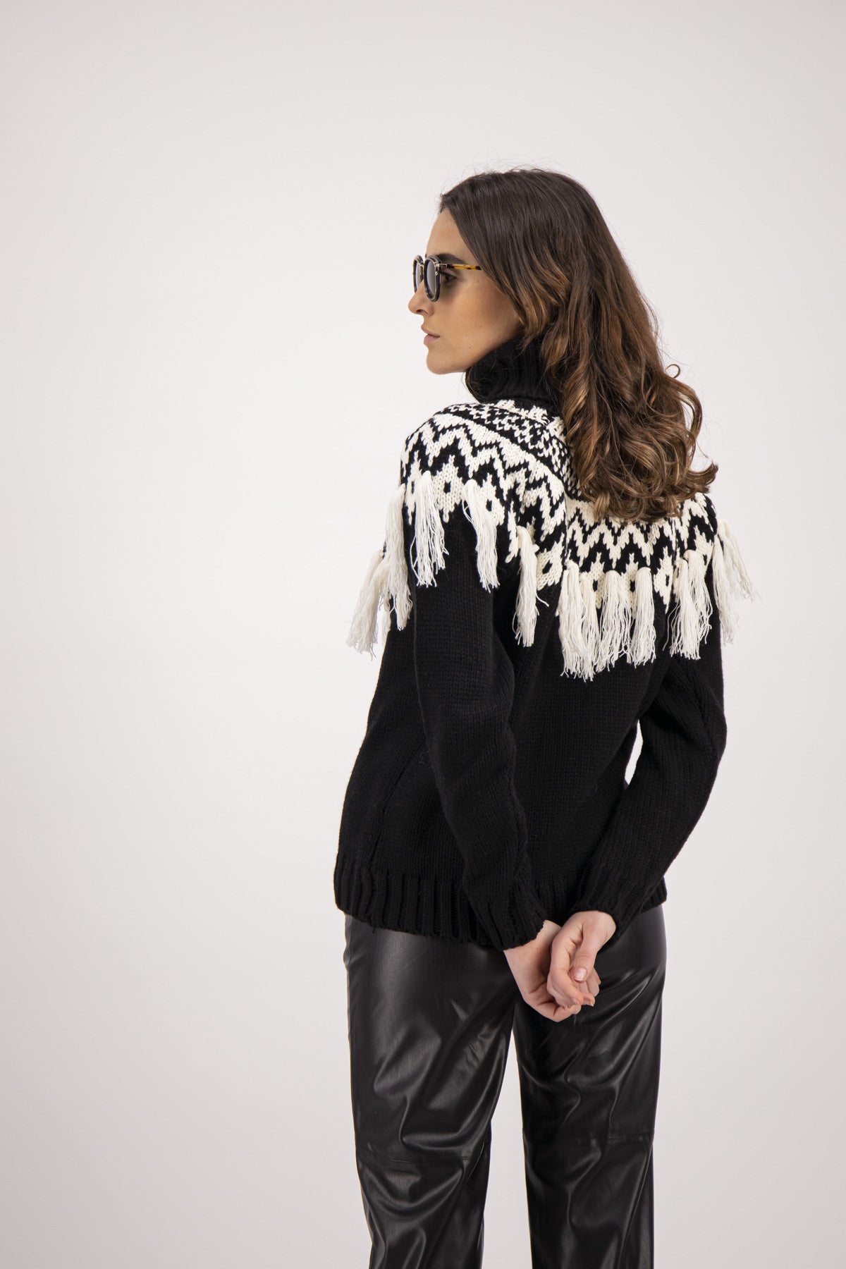 SUETER NEGRO DETALLE